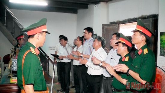 Lãnh đạo huyện Yên Thành thắp hương tại nhà lưu niệm đồng chí Phan Đăng Lưu
