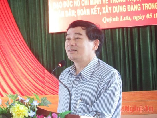 Đồng chí Bùi Đình Sâm, Phó trưởng ban Tuyên giáo Tỉnh uỷ quán triệt Nghị quyết.