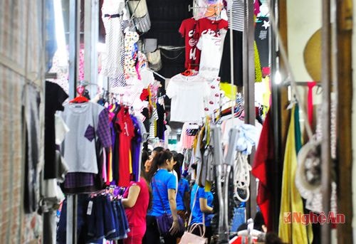 Các quầy hàng quần áo choán hết lối đi ở chợ Bến Thủy (TP. Vinh).