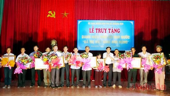 Lãnh đạo Thị xã trao Quyết định truy tặng cho thân nhân các bà mẹ