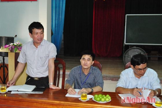 Giám đốc Sở Công Thương Phan Thanh Tịnh làm rõ một số vấn đề khó khăn trong việc giải quyết các kiến nghị của Thường trực HĐND tỉnh