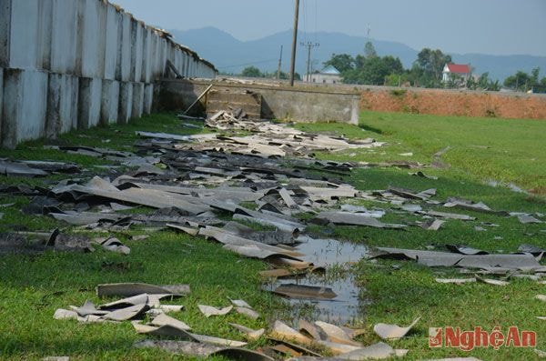 Theo thống kê, giông lốc đã khiến hơn 300 nhà dân ở huyện Thanh Chương bị tốc mái, trong đó có nhiều nhà bị hư hỏng nặng.