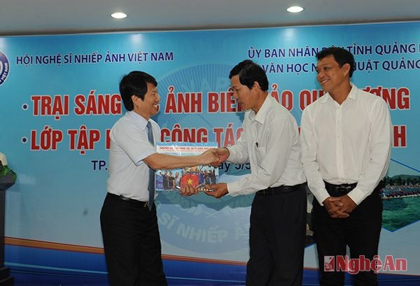 Nghệ sỹ Vũ Quốc Khánh tặng sách ảnh biển, đảo cho tỉnh Quảng Ngãi