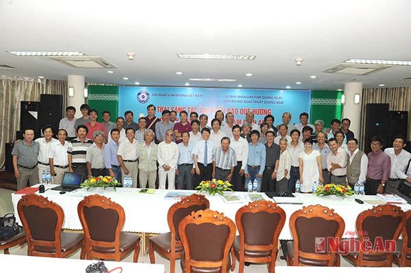 Các nghệ sỹ chụp ảnh kỷ niệm.