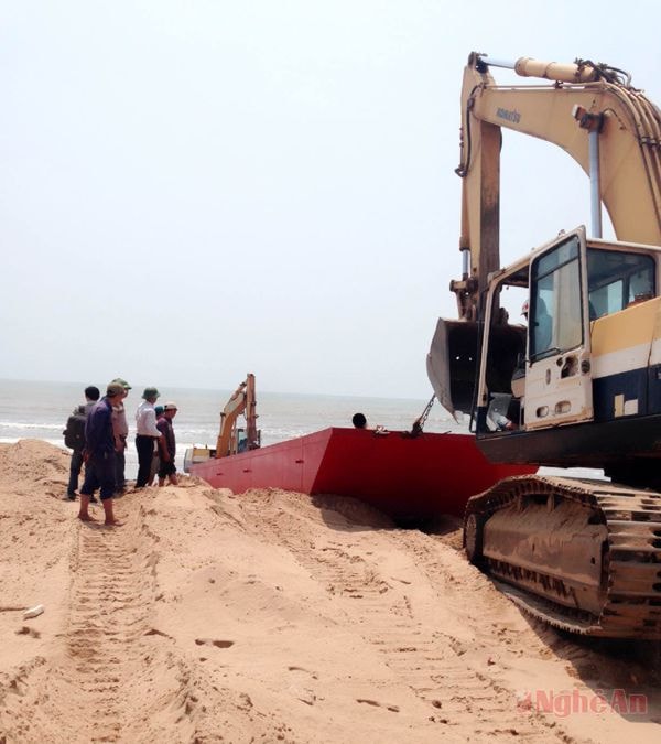 Chiếc xà lan được kéo lên bờ