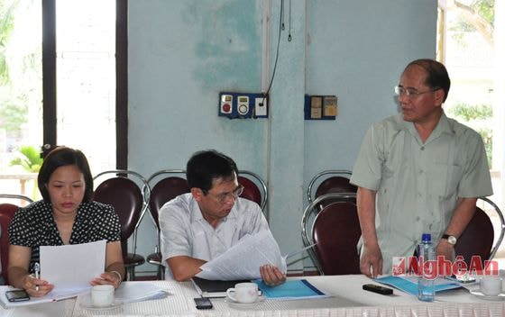 Chủ tịch UBND thị xã Lê Phúc Ân trao đổi làm rõ công tác quản lý nhà nước về công tác đào tạo nghề và giải quyết việc làm