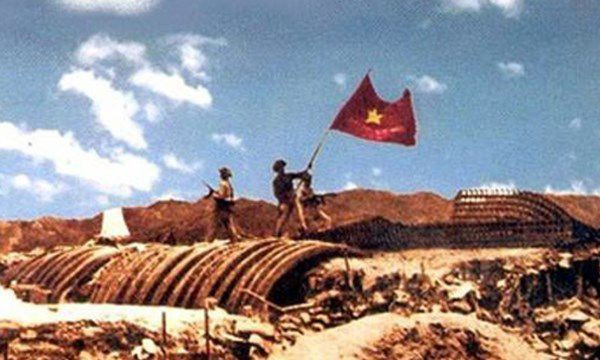 Ngày 7-5-1954, lá cờ quyết chiến quyết thắng của Quân đội nhân dân Việt Nam tung bay trên nấp hầm tướng Đờ Cát - chỉ huy tập đoàn cứ điểm Điên Biên Phủ, kết thúc vẻ vang 9 năm kháng chiến chống thực dân Pháp
