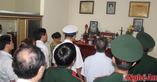 Các đại biểu thắp hương tưởng nhớ Liệt sỹ Lê Bá Giang tại gia đình ông Lê Bá Nghị