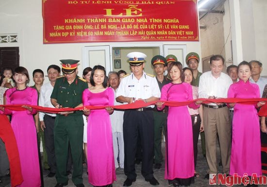 Đại diện Bộ tư lệnh Vùng 2 Hải quân cùng lãnh đạo Phường Hưng Dũng cắt băng khánh thành, bàn giao nhà tình nghĩa cho gia đình ông Lê Bá Nghị