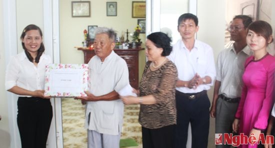 Đại diện các ban ngành TP.VInh, Phường Hưng Dũng trao quà cho gia đình ông Lê Bá Nghị, bố đẻ Liệt sỹ Lê Bá Giang hy sinh trong chiến đấu bảo vệ đảo Gạc Ma (Trường Sa) năm 1988