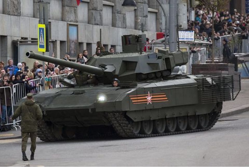 Mẫu xe tăng Armata T-14 trong buổi tổng duyệt cho lễ kỷ niệm ngày chiến thắng phát xít. Ảnh: AP