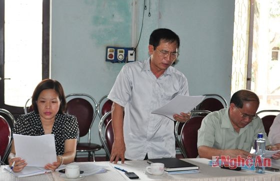 Phó Chủ tịch UBND thj xã Đinh Văn Thị báo cáo công tác đào tạo nghề và giải quyết việc làm trên địa bàn thị xã