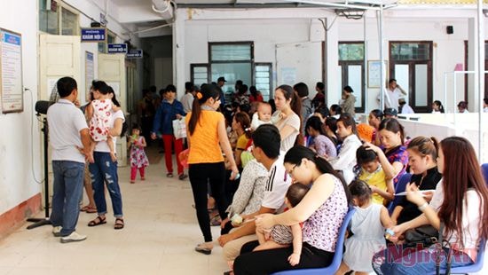 Chờ thăm, khám tại Khoa khám bệnh Bệnh viện  Sản – Nhi Nghệ An (sáng 5/5). Ảnh: Đ.N