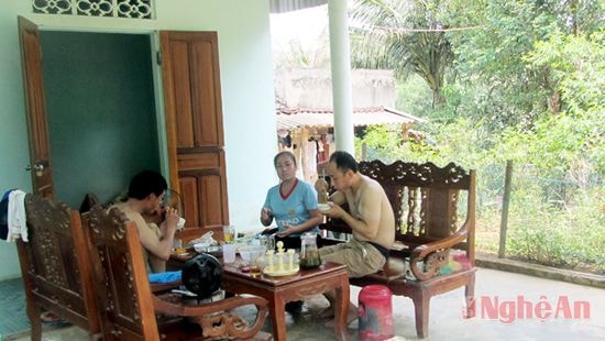 2 người đàn ông Trung Quốc trong bữa cơm ở bản Độ 2, xã Châu Bình (Quỳ Châu).  Ảnh: N.L