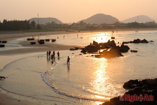 Hoàng hôn Cửa Lò nhìn từ đảo Lan Châu. Ảnh: Nguyên Sơn