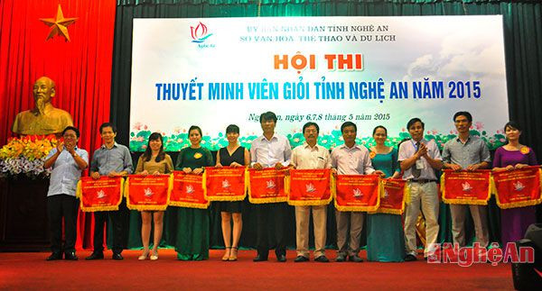 Các đơn vị tham gia Hội thi nhận cờ lưu niệm.