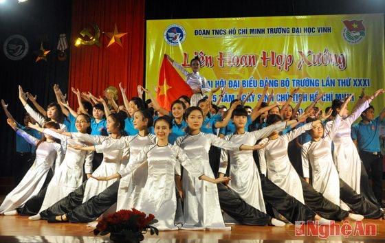 Tiết mục múa hát Tự nguyện của của khoa Vật lý công nghệ