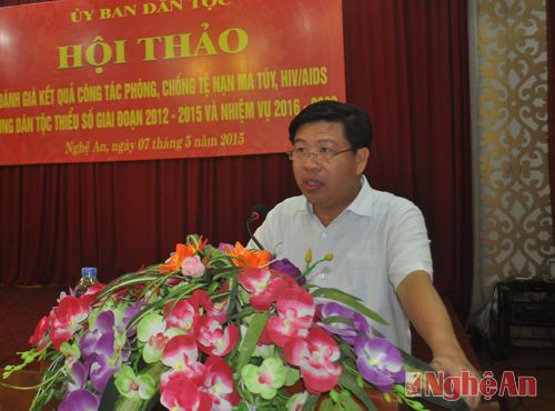 Đồng chí Lê Sơn Hải, Thứ trưởng, Phó Chủ nhiệm Ủy ban Dân tộc báo cáo kết quả công tác PCTN ma túy, HIV/AIDS vùng dân tộc thiểu số giai đoạn 2012-2015