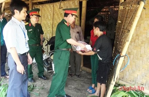 Tặng quà cho các gia đình bị ảnh hưởng bởi lốc xoáy