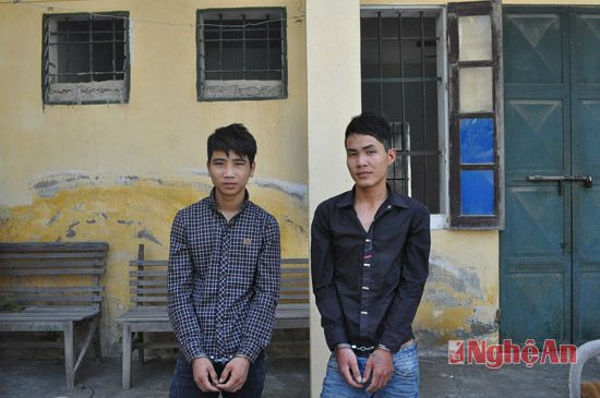 Hai trong số 3 đối tượng cướp giật đang tạm giam tại Công an huyện Quỳnh Lưu