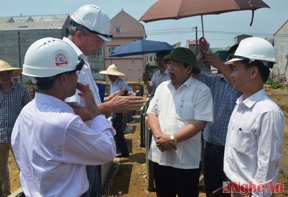 Đồng chí Nguyễn Xuân Đường trao đổi với tư vấn trưởng của dự án nhằm đẩy nhanh tiến độ thực hiện