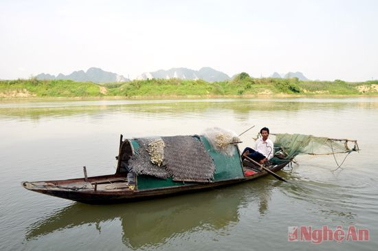 Anh Nguyễn Văn Sáng hàng ngày mưu sinh trên chiếc thuyền chài đơn sơ