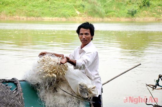 Công việc hàng ngày của Nguyễn Văn Sáng là quăng chài, buông lưới