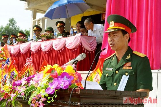 Trung tá Nguyễn Tiến Dũng - Trung đoàn trưởng 335 báo cáo quá trình 50 năm chiến đấu và xây dựng đơn vị.