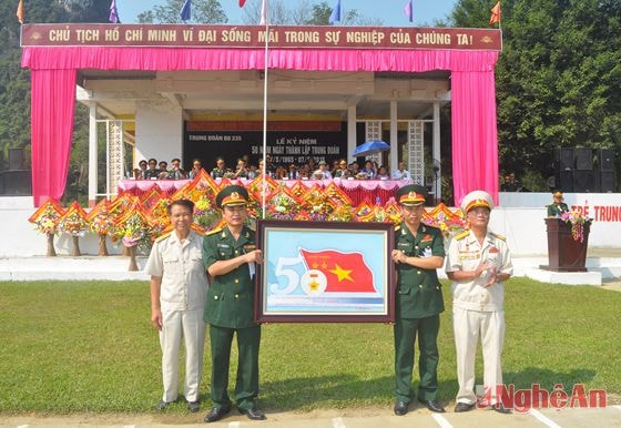 Cựu chiến binh Trung đoàn chúc mừng Trung đoàn