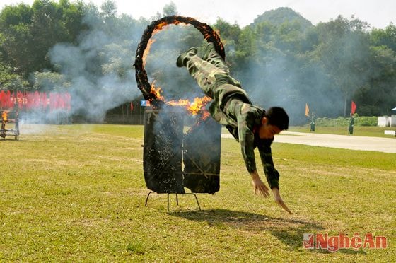 Chiến sỹ vượt qua vòng lửa
