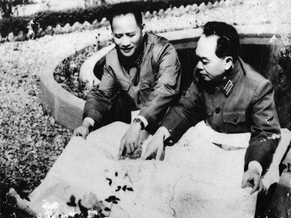 Tướng Hoàng Văn Thái (trái) báo cáo tình hình chiến trường miền Nam với Đại tướng Võ Nguyên Giáp. (Ảnh tư liệu)