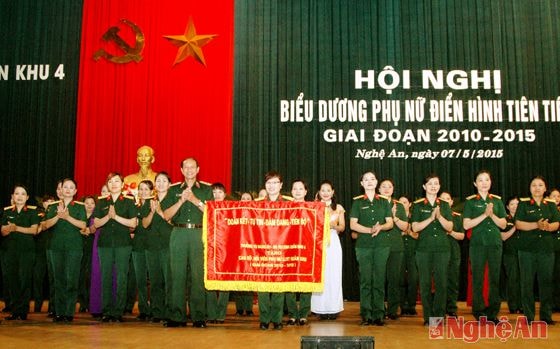 Trung tướng Võ Văn Việt, Bí thư Đảng ủy, Chính ủy Quân khu 4, trao bức trướng mang dòng chữ “Đoàn kết, tự tin, đảm đang, tiến bộ” cho phụ nữ Quân khu 4.