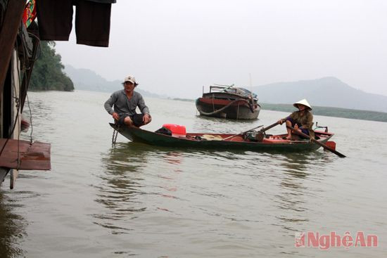 Mưu sinh bằng nghề chài lưới và khai thác cát sạn.