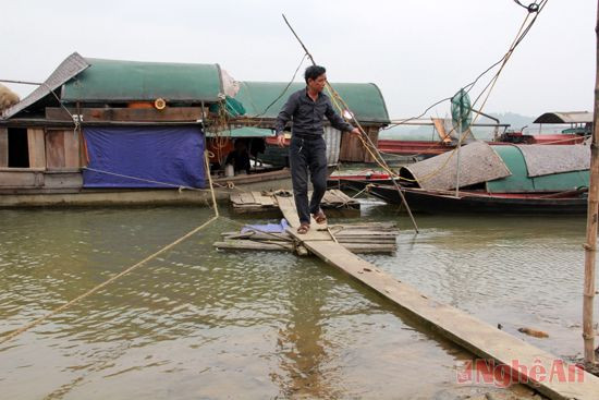 Việc đi lại trên thuyền hết sức khó khăn.