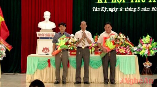 Chủ tịch HĐND huyện Tân  Kỳ tặng hoa chúc mừng 2 đồng chí ở cương vị mới