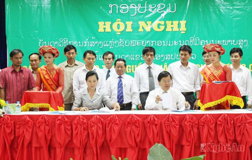 Trường Đại học Vinh ký kết hợp tác đào tạo nguồn nhân lực chất lượng cao cho nước bạn Lào.Ảnh: T.L