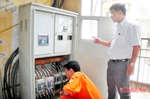 Kiểm tra trạm biến áp tại Trạm điện Trung Đô - Thành phố Vinh. Ảnh: Đức Chuyên