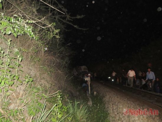 Máy xúc rơi từ trên đường bộ xuống đường sắt với chiều cao 10m.