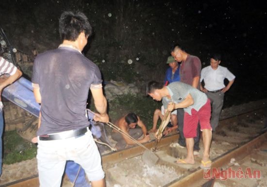 Nỗ lực cứu hộ để thông tuyến đường sắt.