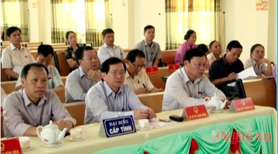 Đồng chí Đinh Viết Hồng cùng các đại biểu tham dự kỳ họp