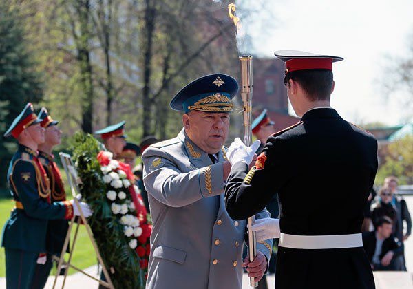 Tư lệnh binh chủng lính dù, ông Vladimir Shamanov (người mặc áo sáng) đang giao ngọn đuốc cho quân nhân