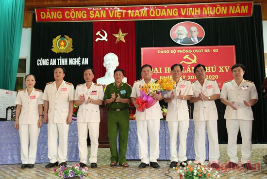 Đại tá Lữ Văn Tường - Phó Giám đốc Công an tỉnh tặng hoa chúc mừng Ban chấp hành nhiệm kỳ mới