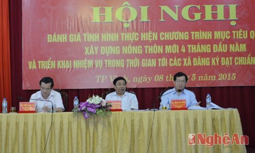 Các đồng chí chủ trì hội nghị