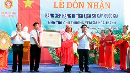 Ông Hồ Mậu Thanh- Giám đốc Sở VHTT&DL Nghệ An trao bằng công nhận di tích lịch sử cấp quốc gia cho lãnh đạo địa phương và dòng họ Chu xã Hoa Thành.