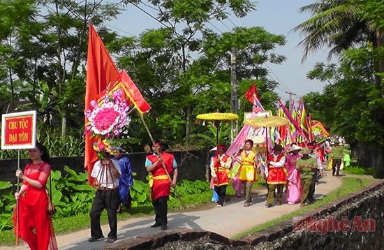 Lễ rước bằng  công nhận di tích từ UBND xã về nhà thờ.