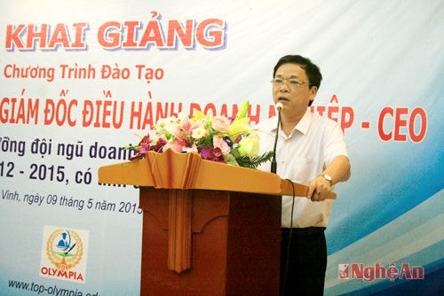 Ông Dương Xuân Thảo – Hiệu trưởng Trường Kinh tế Nghệ An nói về khóa học với đại diện  80 doanh nghiệp tham dự chương trình