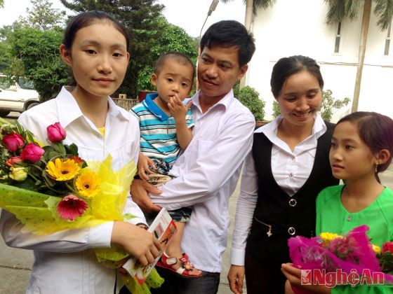 Bình Dương (ngoài cùng bên phải) cùng gia đình tại Liên hoan Dân ca Việt Nam khu vực Bắc Trung bộ.