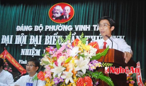 Bí thư Đảng ủy phường Vinh Tân Nguyễn Trung Nghĩa trình bày báo cáo chính trị của Ban chấp hành Đảng bộ phường Vinh Tân khóa XXIV.