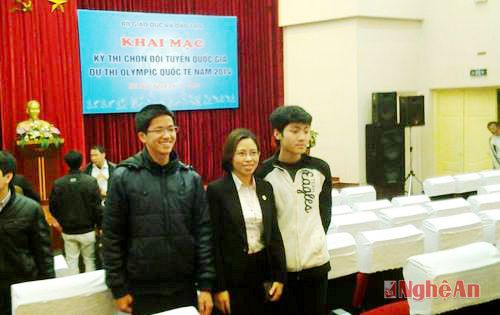 Nguyễn Ngọc Khánh (mặc áo đen) trong Lễ đón Học sinh đạt huy chương Olompic Vật Lý Châu Á năm 2014