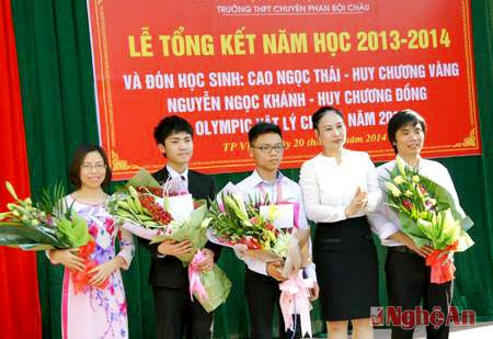 Đồng chí Đinh Thị Lệ Thanh tặng hoa cho Nguyễn NGọc Khánh và giáo viên, học sinh có thành tích cao tại Kỳ thi Olimpic Vật Lý Châu Á năm 2014